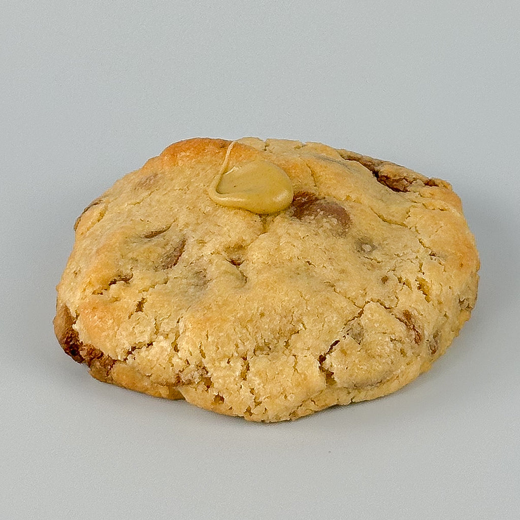 Cookie con chips de chocolate con leche e interior de crema de pistacho con kataifi y tahini