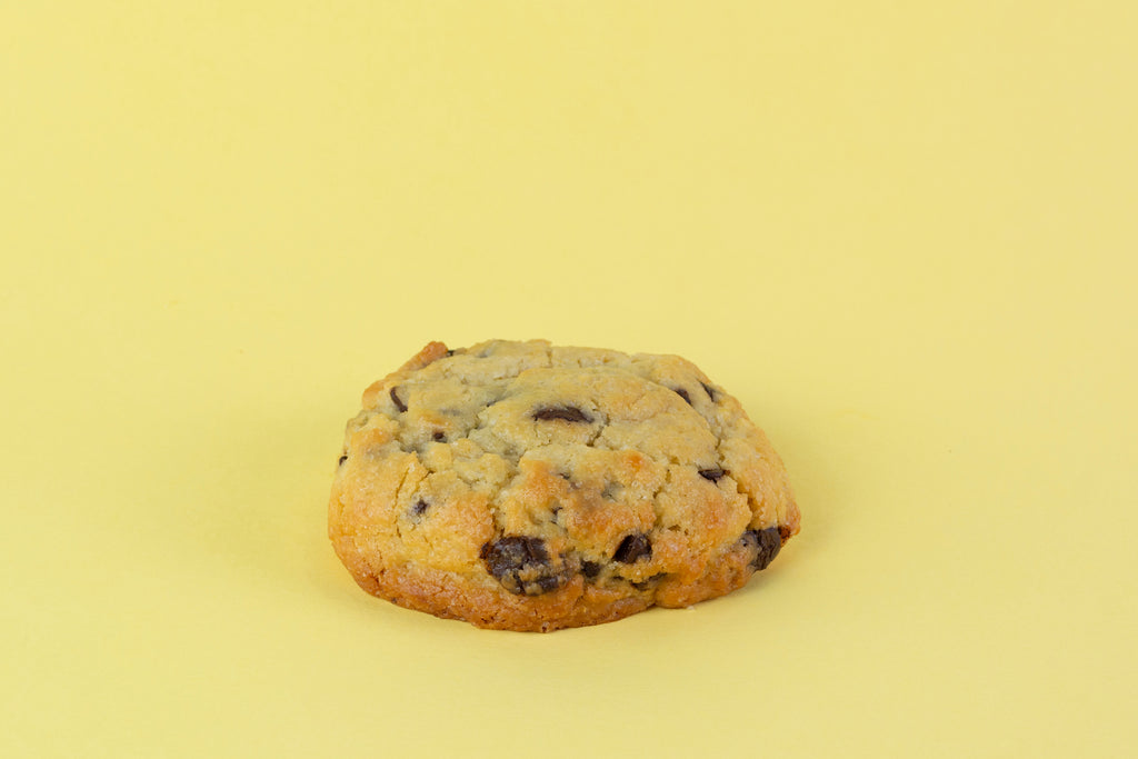 Cookie clásica cargada con dos tipos de chips de chocolate negro, unos fundidos y otros enteros