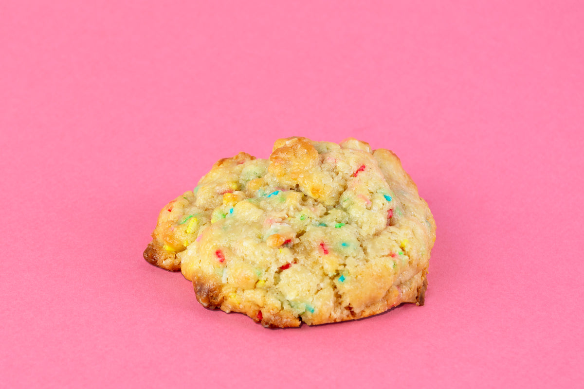 Cookie con chips de chocolate blanco y fideos de colores, la más colorida