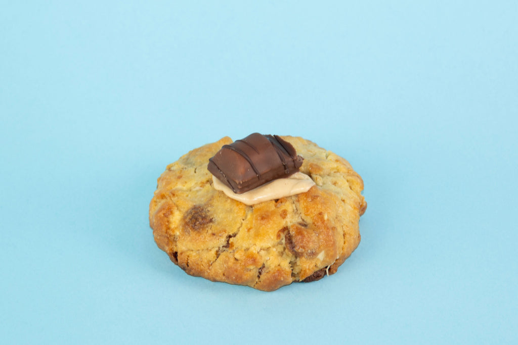 Cookie Kinder de massa d'avellanes amb xips de xocolata amb llet i blanca