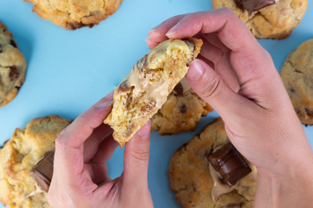 Cookie Kinder a la mà, amb el seu interior de crema Kinder a la vista