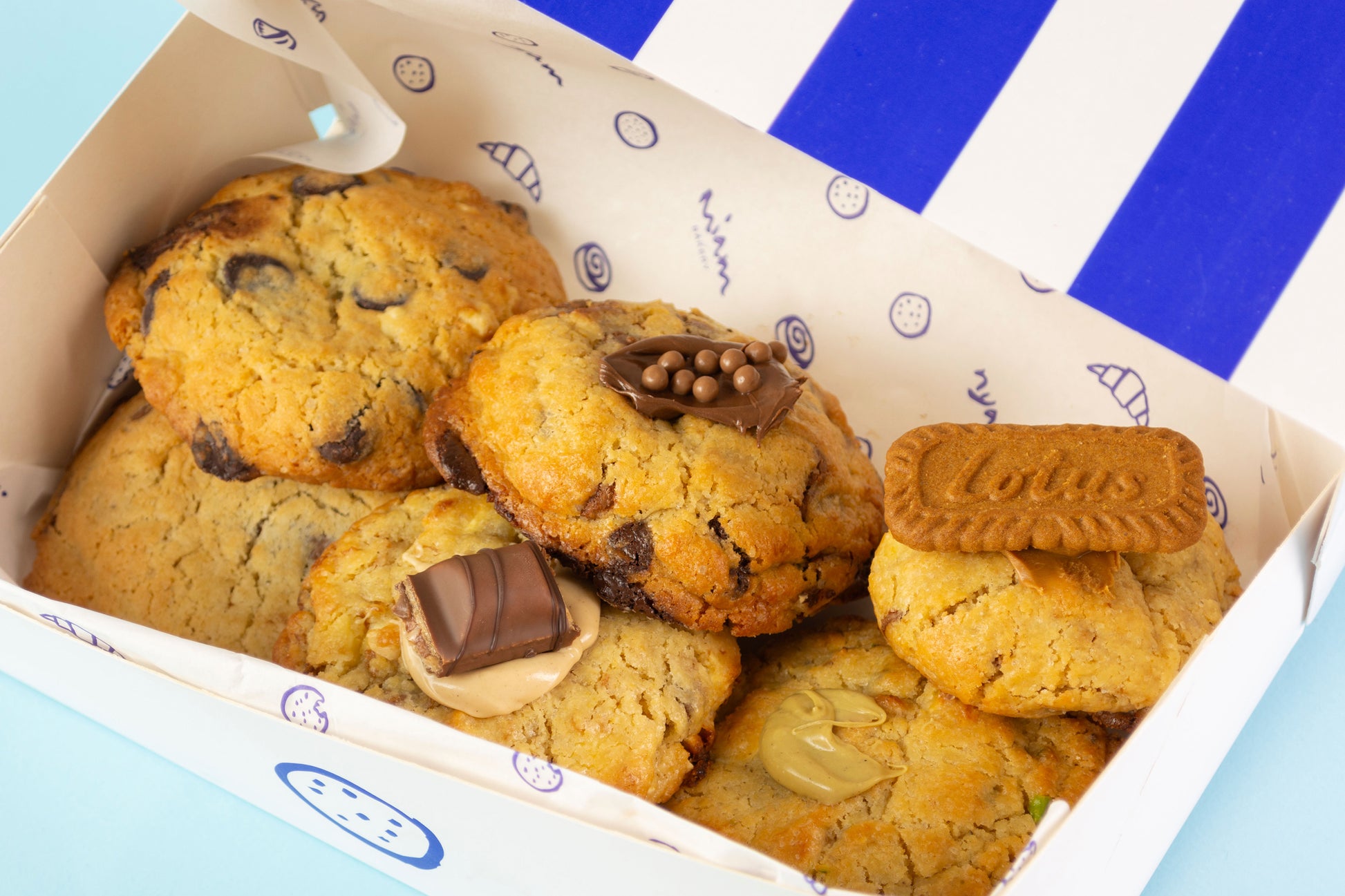 Caja variada con cookie clásica, chocolate con leche, Nutella, Kinder Bueno, Lotus y pistacho