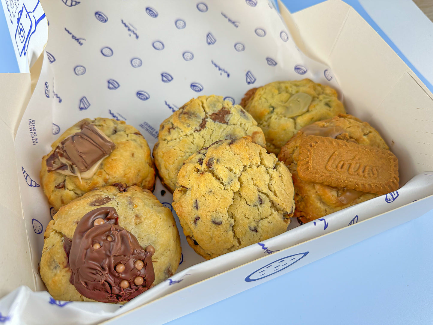 Surtido de las seis cookies más vendidas de Mionas en su caja