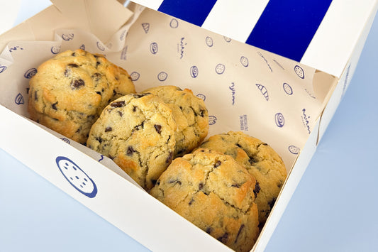 Caja de cookies clásicas con chips de chocolate negro, crujientes por fuera y tiernas por dentro